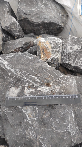 Kamenclub.ru: Черный мрамор скальник фр. 100-500 мм.  купить в Волжском мрамор черный белый серый крупный колотый валун ландшафтный 8500 руб/т   фото КАМЕНЬ КЛУБ