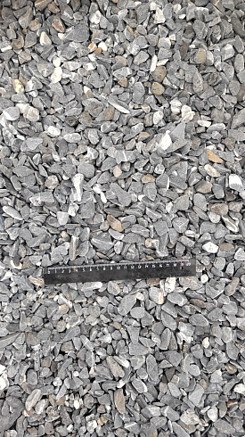 Kamenclub.ru: Щебень галтованный черный (мрамор) фр.10-20 мм.  купить в Волжском мрамор черный с белыми прожилками, черный, белый окатанный округлый ландшафтный декоративный щебень 15000 руб/т   фото КАМЕНЬ КЛУБ