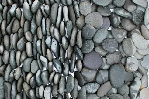 Kamenclub.ru: Галька речная плоская (темно-серая) фр. 70-150 мм. купить  в Волжском галечник природный темно-серый серый синий речная плоская природная окатанная  9000 руб/т   фото КАМЕНЬ КЛУБ