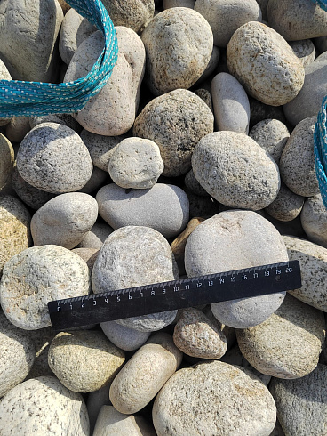 Kamenclub.ru: Галька речная окат (серо-белая) фр. 70-120 мм купить  в Волжском галька галечник бело-серая, серо-белая, серая, белая речная природная галька  8000 руб/т   фото КАМЕНЬ КЛУБ