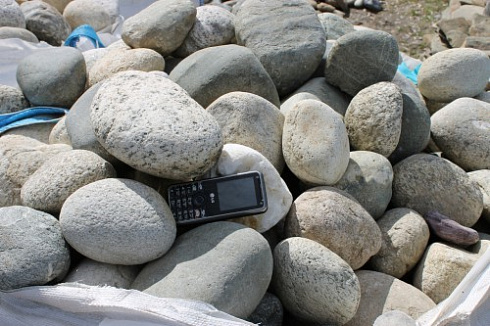 Kamenclub.ru: Речной валун (Ассорти) фр.100-300 мм.  купить в Волжском галечник серый, темно-серый, светло-серый речная галька крупных размеров 4200 руб/т   фото КАМЕНЬ КЛУБ