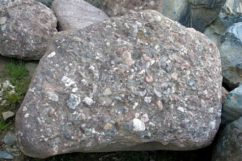 Kamenclub.ru: Конгломераты фр. 300-1000 мм.  купить в Волжском кварц мрамор диабаз коричневый, серый зеленоватый речной валун крупный 6500 руб/т   фото КАМЕНЬ КЛУБ