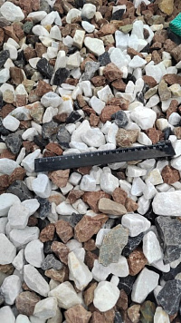 Kamenclub.ru: Мраморная крошка (щебень крошка микс : белый-черный-розовый) фр. 20-40 мм.  купить в Волжском мрамор белый, черный, розовый декоративная ландшафтная крошка 12000 руб/т   фото КАМЕНЬ КЛУБ