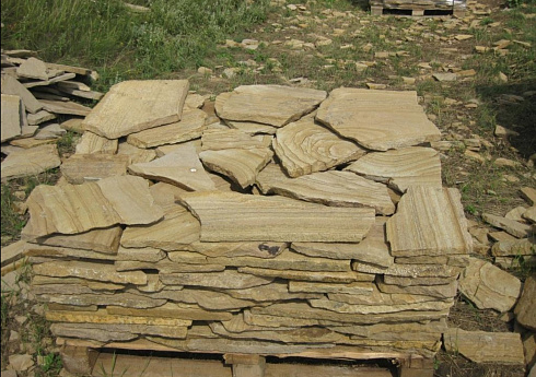 Kamenclub.ru: Песчаник пластушка желтый с разводом под дерево (2 см)  купить в Волжском плитняк желтый с разводами, желтый, рыжий, серый песчаник пластушка рваная ландшафтная 11 000 руб/м3   фото КАМЕНЬ КЛУБ