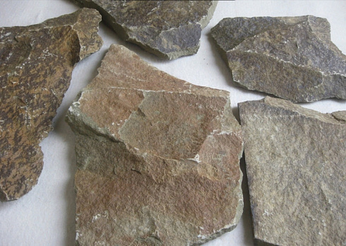 Kamenclub.ru: Песчаник пластушка "фонтанка" серо-зеленая (3,0-5,0 см)  купить в Волжском песчаник серо-зеленая колотые плитки облицовочные пластушки 11400 руб/м3   фото КАМЕНЬ КЛУБ