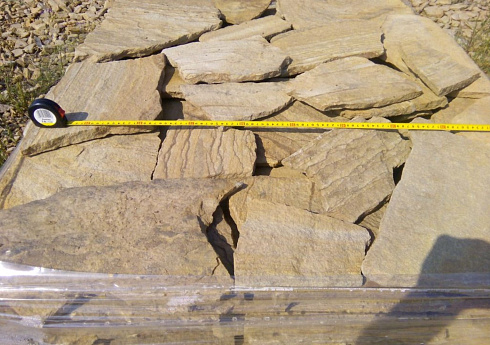 Kamenclub.ru: Песчаник пластушка желтый с разводом под дерево (2 см)  купить в Волжском плитняк желтый с разводами, желтый, рыжий, серый песчаник пластушка рваная ландшафтная 11 000 руб/м3   фото КАМЕНЬ КЛУБ