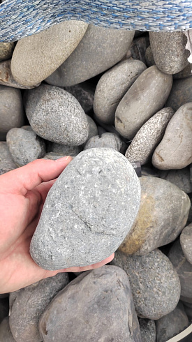 Kamenclub.ru: Галька речная окат (темно-серая) фр. 70-150 мм. купить  в Волжском галька речная темно-серая, синяя, серая речная галька округлая  8000 руб/т   фото КАМЕНЬ КЛУБ