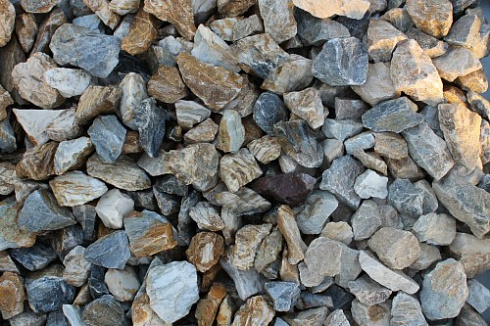 Kamenclub.ru: Мраморная крошка (щебень крошка медовый) фр. 20-40 мм.  купить в Волжском мрамор бежевый рыжий желтый ландшафтная мраморная крошка 12000 руб/т   фото КАМЕНЬ КЛУБ