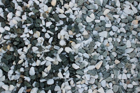 Kamenclub.ru: Мраморная крошка (щебень крошка микс: белый-зеленый) фр. 10-20 мм.  купить в Волжском мрамор белый, зеленый каменная ландшафтная декоративная крошка щебня 9500 руб/т   фото КАМЕНЬ КЛУБ