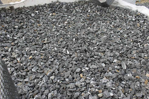 Kamenclub.ru: Щебень крошка черный (мрамор) фр. 20-40 мм.  купить в Волжском мрамор черный с белыми прожилками мраморная каменная крошка 11000 руб/т   фото КАМЕНЬ КЛУБ