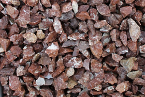Kamenclub.ru: Мраморная крошка (щебень крошка розовый) фр. 20-40 мм.  купить в Волжском мрамор розовый, красный мраморная крошка декоративная 11000 руб/т   фото КАМЕНЬ КЛУБ
