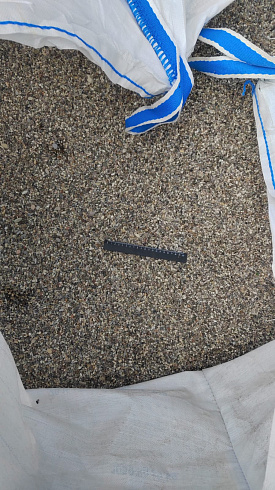 Kamenclub.ru: Галька речная окат (серая) фр.3-5 мм купить  в Волжском галька речная серая бежевый темно-серый окатанный речной камень округлый 9500 руб/т   фото КАМЕНЬ КЛУБ