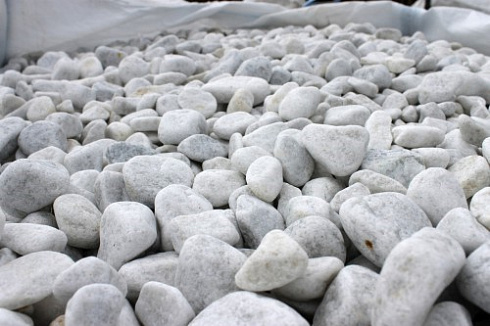 Kamenclub.ru: Мраморная крошка (щебень галтованный белый), фр.20-40 мм.  купить в Волжском мрамор белый бежевый молочный мраморный щебень декоративный 17000 руб/т   фото КАМЕНЬ КЛУБ