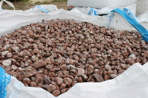 Kamenclub.ru: Мраморная крошка (щебень галтованный розовый) фр.10-20 мм.  купить в Волжском мрамор розовый, красный ландшафтный декоративный окатанный округлый щебень 15000 руб/т   фото КАМЕНЬ КЛУБ