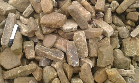 Kamenclub.ru: Песчаник для строительства и кладки блочный (фр 100-200 мм)  купить в Волжском песчаник бежевый серый рыжий валун мелкий для строительства песчаник 6500 руб/т   фото КАМЕНЬ КЛУБ