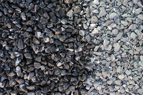 Kamenclub.ru: Щебень галтованный черный (мрамор) фр.10-20 мм.  купить в Волжском мрамор черный с белыми прожилками, черный, белый окатанный округлый ландшафтный декоративный щебень 15000 руб/т   фото КАМЕНЬ КЛУБ