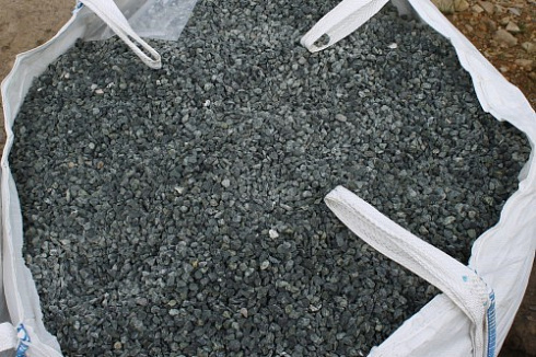 Kamenclub.ru: Щебень крошка зеленый (змеевик) фр. 10-20 мм.  купить в Волжском змеевик зеленый, салатовый декоративная ландшафтная каменная крошка щебня 7 200 руб/т   фото КАМЕНЬ КЛУБ