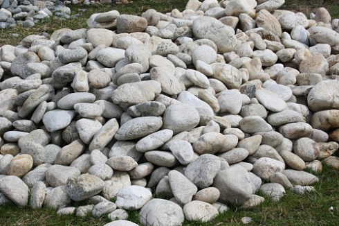 Kamenclub.ru: Бело-серый валунчик фр.100-300 мм.  купить в Волжском крупный камень для ландшафта серый, белый бело-серый валун крупная галька 4500 руб/т   фото КАМЕНЬ КЛУБ