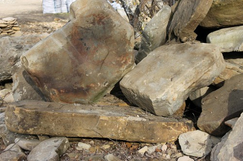 Kamenclub.ru: Песчаник плиты - плахи - пошаговые дорожки (фр. 70-150 мм)  купить в Волжском песчаник серый бежевый желтый зеленый колотый песчаник строительный 6500 руб/т   фото КАМЕНЬ КЛУБ