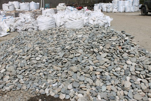 Kamenclub.ru: Галька речная плоская (ассорти) фр. 70-150 мм. купить  в Волжском галька галечник серый белый темно-серый синий светло-серый плоская природная галька  9000 руб/т   фото КАМЕНЬ КЛУБ