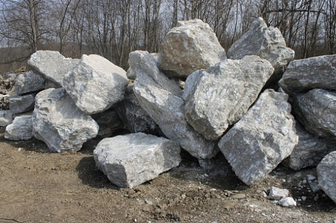 Kamenclub.ru: Мраморизированный известняк фр.500-1500 мм.  купить в Волжском    10000 руб/т   фото КАМЕНЬ КЛУБ