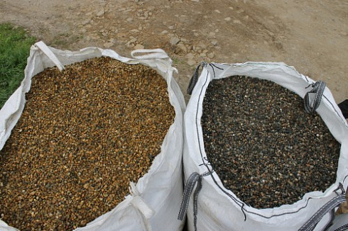 Kamenclub.ru: Галька окат (серо-желтая) фр.10-20 мм. купить  в Волжском галька серо-желтая, рыжая, серый речная окатанная округлая галька 5000 руб/т   фото КАМЕНЬ КЛУБ