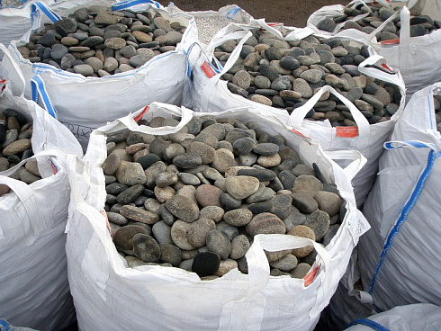 Kamenclub.ru: Галька речная плоская (ассорти) фр. 100-200-300 мм. купить  в Волжском галька плоская разноцветная серый белый темно-серый синий речная галька ландшафтная 8000 руб/т   фото КАМЕНЬ КЛУБ