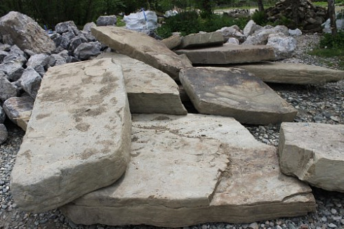 Kamenclub.ru: Песчаник плиты - плахи - пошаговые дорожки (фр. 70-150 мм)  купить в Волжском песчаник серый бежевый желтый зеленый колотый песчаник строительный 6500 руб/т   фото КАМЕНЬ КЛУБ