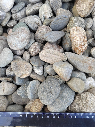 Kamenclub.ru: Галька речная окат (пестрая) фр. 20-40 мм. купить  в Волжском галька речная пестрая, серая, серые оттенки галька речная окатанная округлая 5000 руб/т   фото КАМЕНЬ КЛУБ