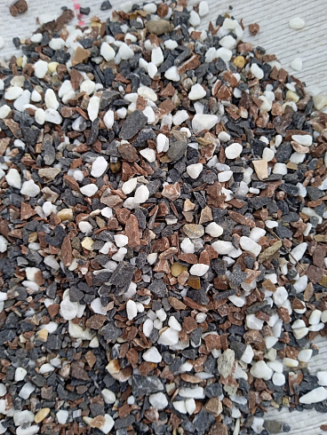 Kamenclub.ru: Мраморная крошка (щебень галтованный микс:: белый-черный) фр.5-10 мм  купить в Волжском мрамор белый, черный, молочный, серый галтовка мраморная окатанная декоративная ландшафтная 15500 руб/т   фото КАМЕНЬ КЛУБ