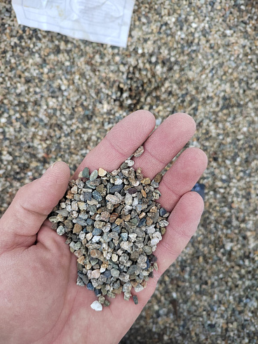 Kamenclub.ru: Галька речная окат (серая) фр.3-5 мм купить  в Волжском галька речная серая бежевый темно-серый окатанный речной камень округлый 9500 руб/т   фото КАМЕНЬ КЛУБ