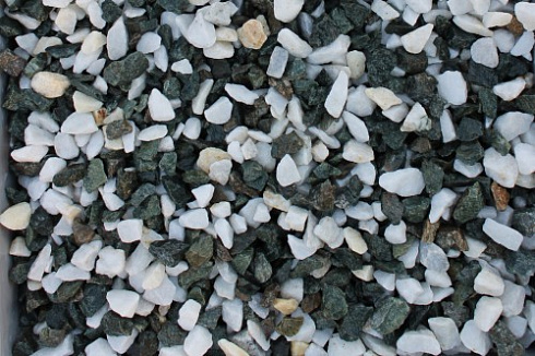 Kamenclub.ru: Мраморная крошка (щебень крошка микс: белый-зеленый-розовый) фр. 3-5 мм.  купить в Волжском мрамор белый, зеленый, розовый мраморная декоративная крошка каменная 12000 руб/т   фото КАМЕНЬ КЛУБ