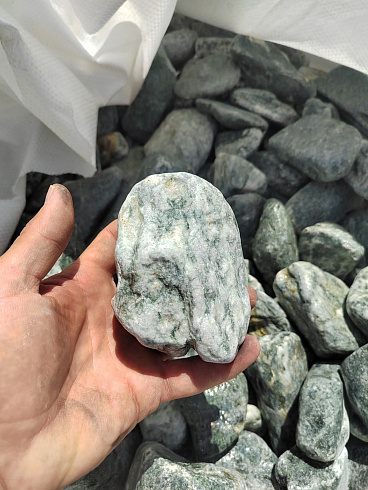 фото Галтованный жадеит (фр. 70-100 мм)  купить в Волжском в интернет-портале КАМЕНЬ КЛУБ