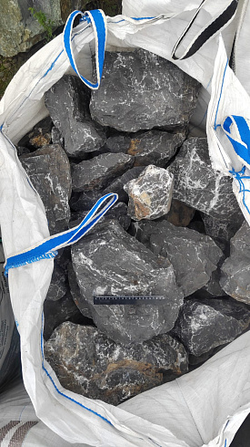 Kamenclub.ru: Черный мрамор скальник фр. 100-500 мм.  купить в Волжском мрамор черный белый серый крупный колотый валун ландшафтный 8500 руб/т   фото КАМЕНЬ КЛУБ