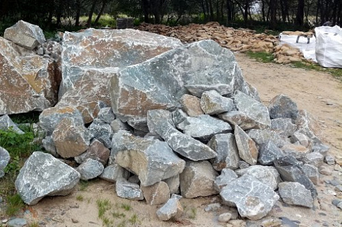 Kamenclub.ru: Гранит скальник (серо-зеленый) фр. 500-1500 мм.  купить в Волжском гранит мрамор  серый зеленый темно-серый глыба скальная колотая ландшафтная 7 500 руб/т   фото КАМЕНЬ КЛУБ