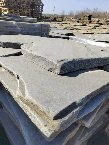 Kamenclub.ru: Песчаник пластушка светло-серый (4,0 - 6,0 см)  купить в Волжском плитняк - пластушка светло-серый песчаник 12600 руб/м3   фото КАМЕНЬ КЛУБ