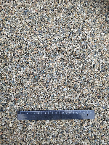 Kamenclub.ru: Галька речная окат (серая) фр.3-5 мм купить  в Волжском галька речная серая бежевый темно-серый окатанный речной камень округлый 9500 руб/т   фото КАМЕНЬ КЛУБ