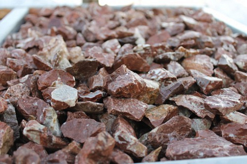 Kamenclub.ru: Мраморная крошка (щебень крошка розовый) фр. 20-40 мм.  купить в Волжском мрамор розовый, красный мраморная крошка декоративная 11000 руб/т   фото КАМЕНЬ КЛУБ