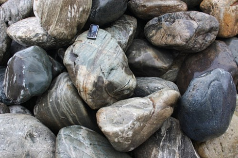 Kamenclub.ru: Речной валун Кабанчик фр.300-500 мм.  купить в Волжском крупный природный камень галька серый, темно-серый речной валун галечник масштабный 7000 руб/т   фото КАМЕНЬ КЛУБ