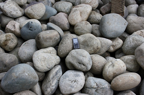 Kamenclub.ru: Темно-серый валунчик фр.100-300 мм.  купить в Волжском крупный природный камень серый, темно-серый, светло-серый речная галька большого размера окатанная 4500 руб/т   фото КАМЕНЬ КЛУБ