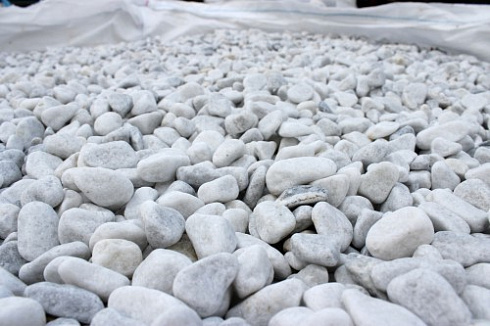 Kamenclub.ru: Мраморная крошка (щебень галтованный белый) фр.10-20 мм.  купить в Волжском мрамор белый, молочный, айвори окатанный округлый декоративный ландшафтный щебень 17000 руб/т   фото КАМЕНЬ КЛУБ