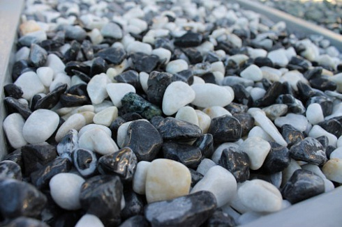 Kamenclub.ru: Мраморная крошка (щебень галтованный микс:белый-черный) фр.10-20 мм.  купить в Волжском мрамор белый, черный окатанные округлые декоративные ландшафтные камни щебня 15500 руб/т   фото КАМЕНЬ КЛУБ