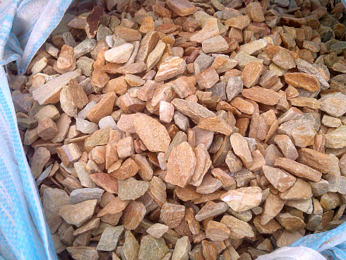 Kamenclub.ru: Щебень крошка желтый (ЗЛАТОЛИТ) фр. 5-10 мм.  купить в Волжском мрамор золотистый, бежевый, желтый каменная ландшафтная декоративная крошка здатолита 8500 руб/т   фото КАМЕНЬ КЛУБ