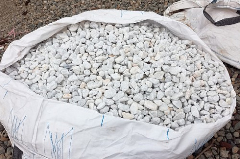 Kamenclub.ru: Мраморная крошка (щебень галтованный белый), фр.20-40 мм.  купить в Волжском мрамор белый бежевый молочный мраморный щебень декоративный 17000 руб/т   фото КАМЕНЬ КЛУБ