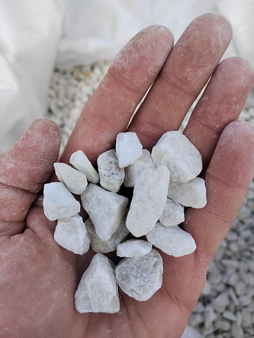 Kamenclub.ru: Мраморная крошка, щебень, цвет-белый, фр. 10-20 мм.  купить в Волжском мрамор белый, молочный айвори каменная ландшафтная декоративная крошка шебня 12000 руб/т   фото КАМЕНЬ КЛУБ