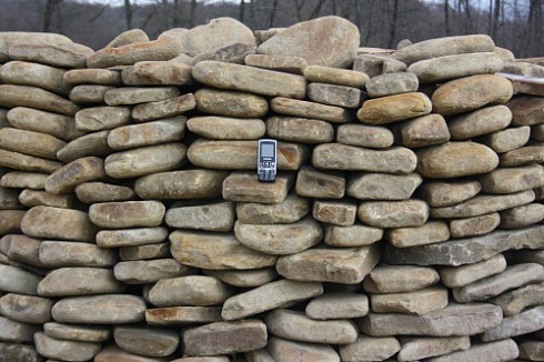 Kamenclub.ru: Песчаник для мощения дорожек, площадок, парковок ( фр 5-10 см)  купить в Волжском песчаник  серый желтый коричневый рыжий песчаник оголтованный окатанный 6500 руб/т   фото КАМЕНЬ КЛУБ