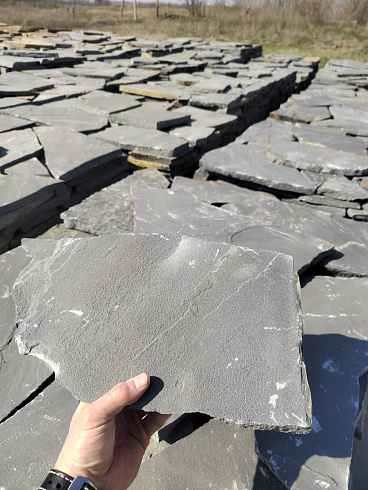 Kamenclub.ru: Песчаник пластушка светло-серый (2,0 см)  купить в Волжском плитняк- ластушка светло-серый, серый рваный ландшафтный плитняк колотый 13800 руб/м3   фото КАМЕНЬ КЛУБ