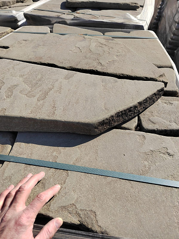 Kamenclub.ru: Песчаник галтованный для облицовки (фр. 2-5 см)  купить в Волжском песчник рыжий желтый серый песчаник окатанный речной 6 000 руб/т   фото КАМЕНЬ КЛУБ