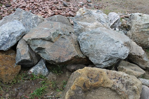 Kamenclub.ru: Змеевик скальник фр. 500-1500 мм.  купить в Волжском змеевик зеленый серый черный глыба скальная колотая 7500 руб/т   фото КАМЕНЬ КЛУБ