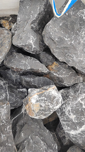 Kamenclub.ru: Черный мрамор скальник фр. 100-500 мм.  купить в Волжском мрамор черный белый серый крупный колотый валун ландшафтный 8500 руб/т   фото КАМЕНЬ КЛУБ